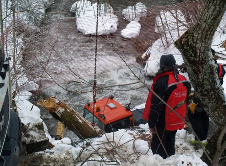 Évacuation d'une dameuse tombée dans Cassioz, suite à l'effondrement de la passerelle reliant les Varins au domaine nordique, le 2 février 2013 - Yann et Jean-Paul Jaccaz