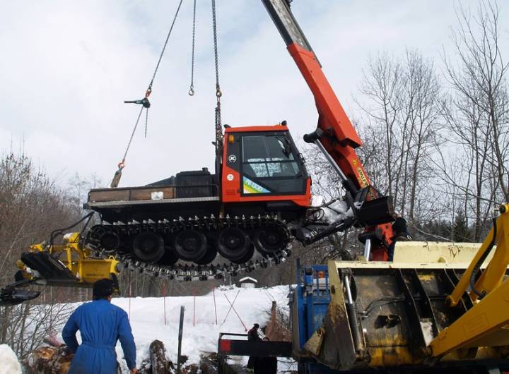 Évacuation d'une dameuse tombée dans Cassioz, suite à l'effondrement de la passerelle reliant les Varins au domaine nordique, le 2 février 2013 - Yann et Jean-Paul Jaccaz