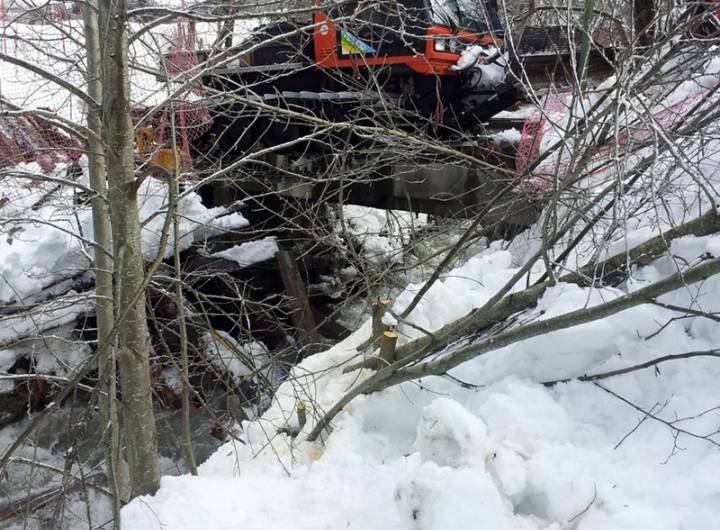Évacuation d'une dameuse tombée dans Cassioz, suite à l'effondrement de la passerelle reliant les Varins au domaine nordique, le 2 février 2013 - Yann et Jean-Paul Jaccaz