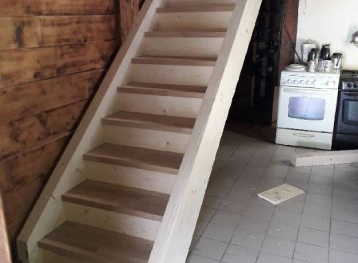 Nouvel escalier avec des marches en chêne et des contremarches en sapin
