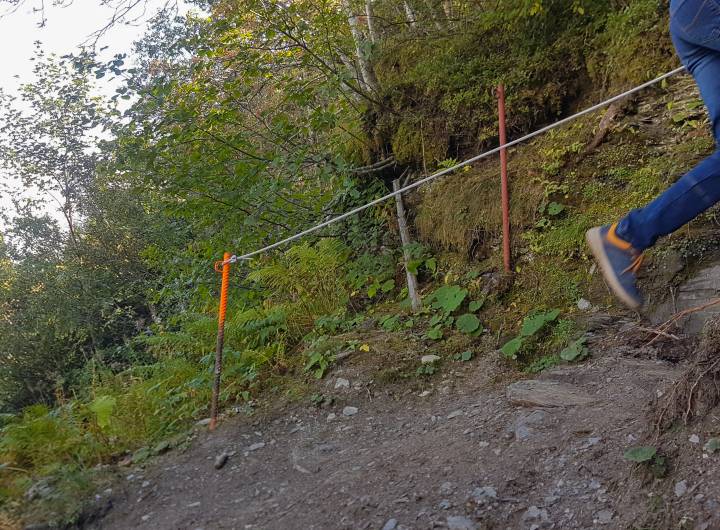 Sentier des Tendues : poteau ajouté pour rapprocher le câble du sentier et améliorer la sécurité