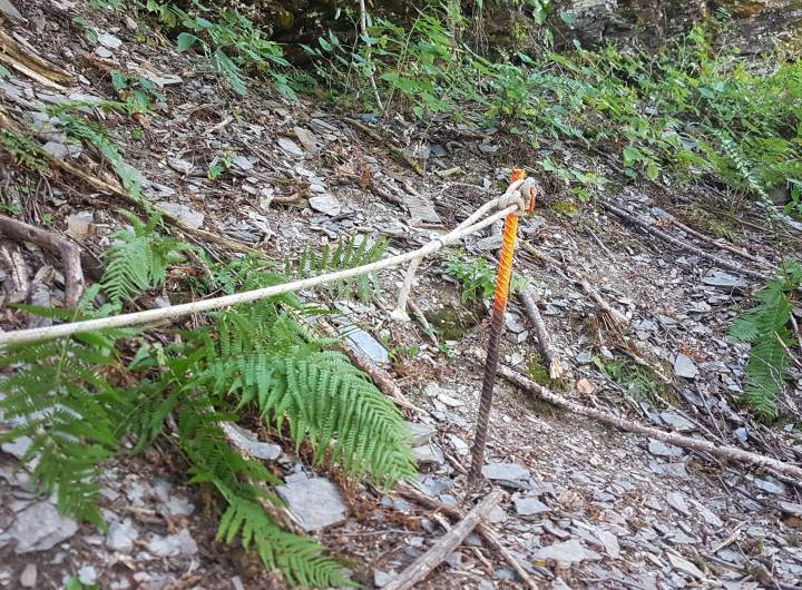 Sentier des Tendues : poteau et câble ajoutés pour sécuriser la pente raide