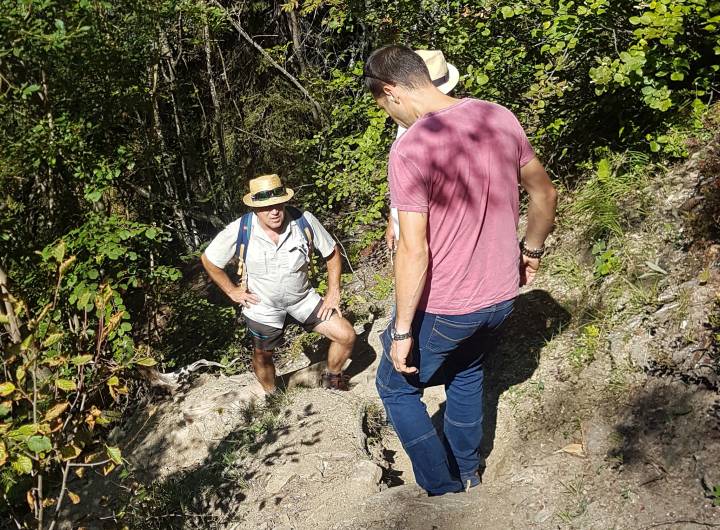Sentier des Tendues : marches creusées dans le sol