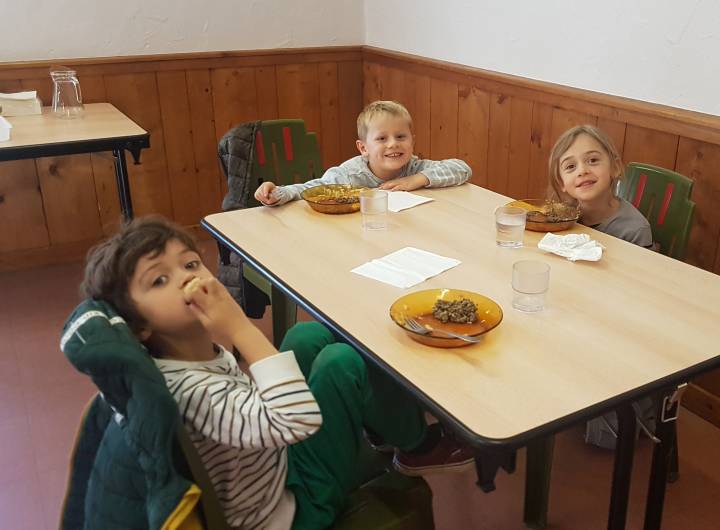 Élèves de maternelle durant le déjeuner