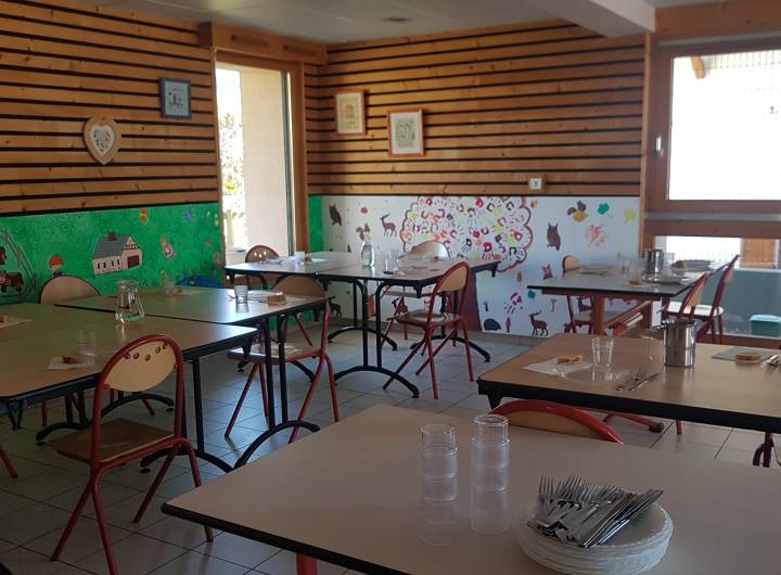 Réfectoire avant l'arrivée des élèves : 3 assiettes maximum par table