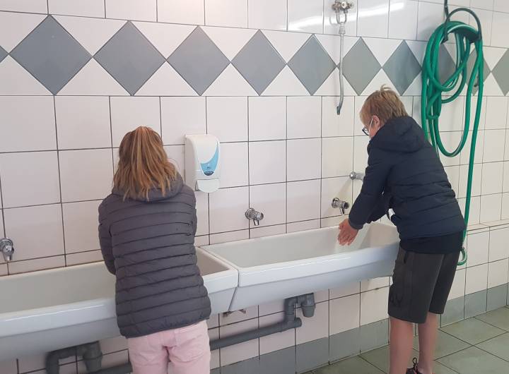 Le gel hydroalcoolique étant inadapté pour les jeunes enfants, les élèves se lavent les mains avant les cours et le déjeuner.