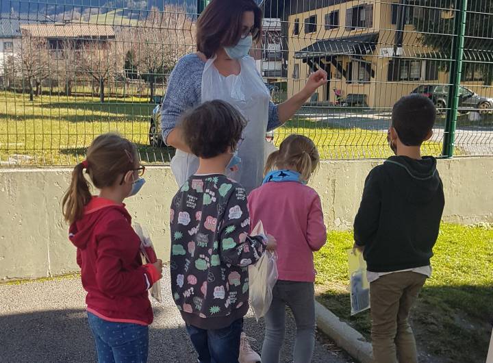 Les élèves de CP/CE1 et de CM1/CM2 entrent dans le réfectoire par la porte de derrière. Les élèves de CE1/CE2, par la porte de devant classique.