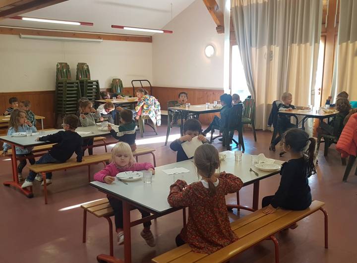 Élèves de maternelle durant le déjeuner