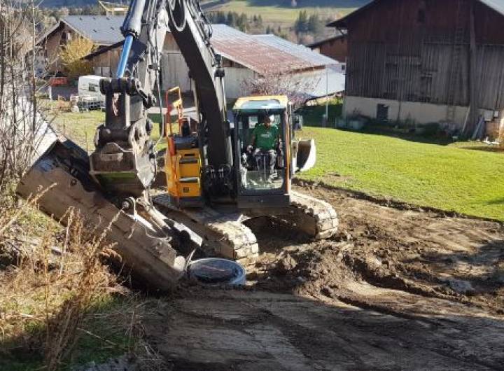 Façonnage à l'aide d'une tractopelle © Marie-Anaïs Lien