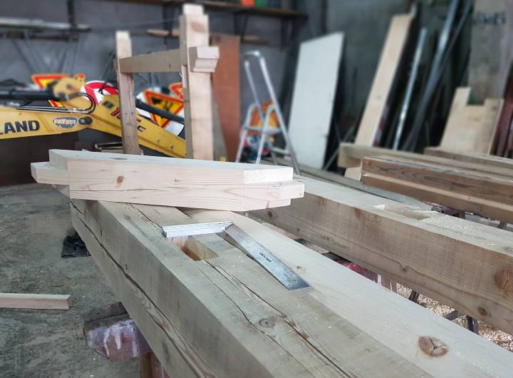 Chalet en bois, destiné au rond-point des Rafforts, en cours de réalisation le 21 mars 2022