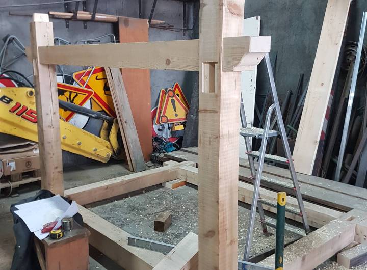 Chalet en bois, destiné au rond-point des Rafforts, en cours de réalisation le 21 mars 2022