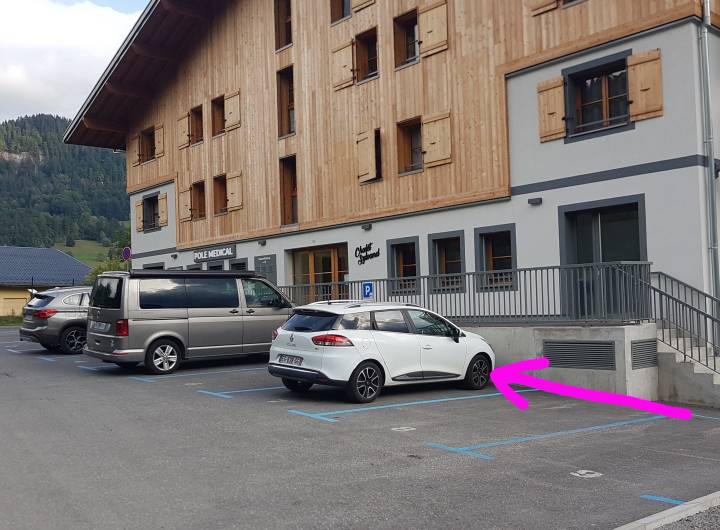 Parking de 10 places situé devant le pôle médical, qui sera modifié en 2023. En rose : emplacement du futur passage piéton © Marie-Anaïs Lien