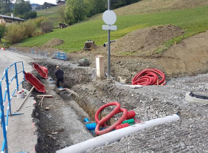 Tranchée creusée pour poser des nouvelles canalisations d’eau potable © Marie-Anaïs Lien