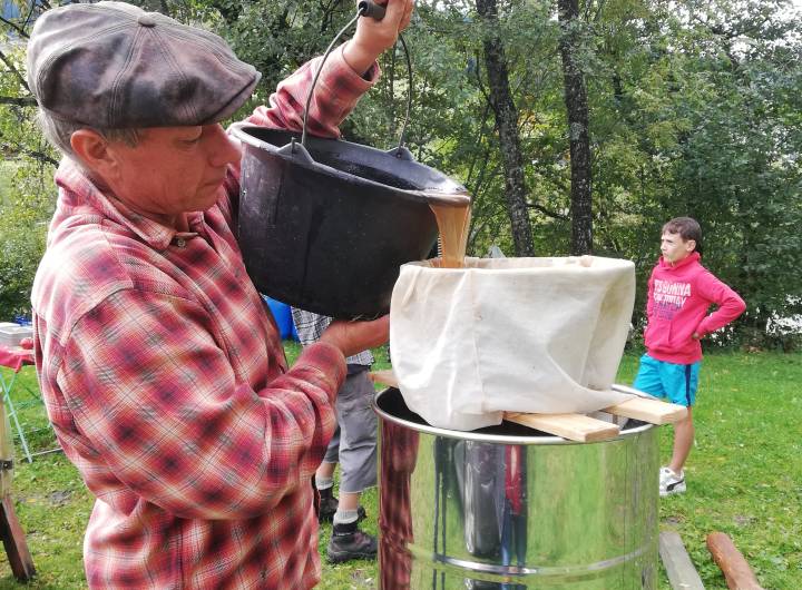 Fête du Verger : 2e filtration du jus de pomme - Gaëlle Émonet