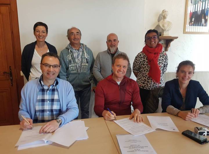 Signature de la convention par le Maire de Praz-sur-Arly, Yann Jaccaz, et les représentants de Gamo Loisirs, Alexandre Mollier et Laura Gabert, en présence des adjoints, Solange Cooke, Jean-Paul Jaccaz, Pierre Bessy et Carine Dunand - Marie-Anaïs Lien