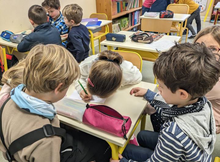 Classe de Valérie Feige, le 13 janvier 2023 : travail en groupe sur les questions à poser au maire de Praz - Marie-Anaïs Lien