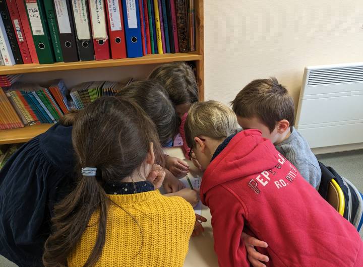 Classe de Valérie Feige, le 13 janvier 2023 : travail en groupe  sur les questions à poser au maire de Praz - Marie-Anaïs Lien