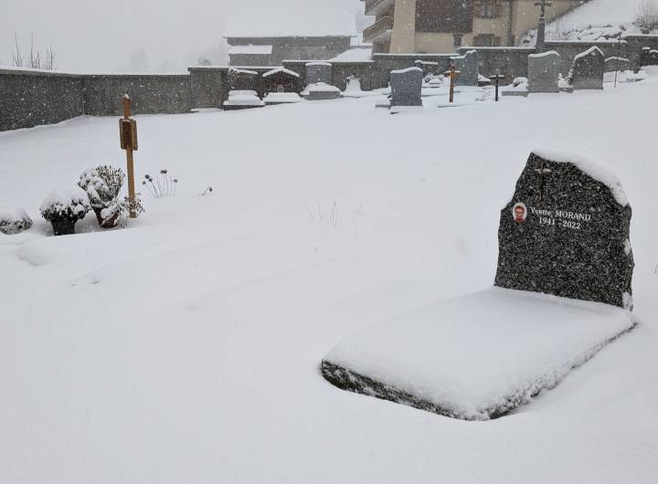 Cavurnes aménagées au cimetière de Praz - Marie-Anaïs Lien