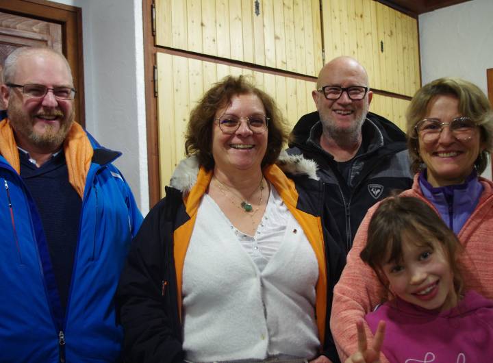 Une partie des membres de l’association Les Jardins de Pratz avec, à droite, la présidente Valérie Périnet et sa fille, dans une ambiance chaleureuse © Sylvie Bessy