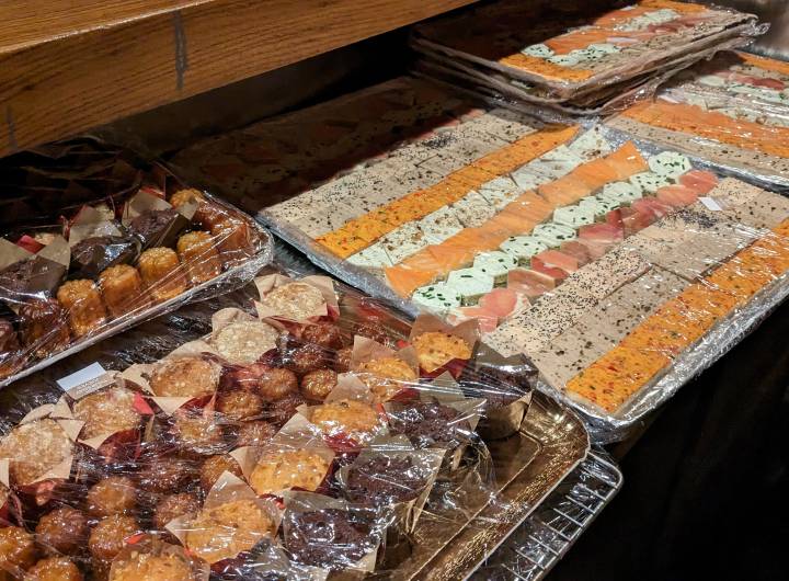 Bouchées salées et sucrées qui seront servis par les élus et le personnel communal © Marie-Anaïs Lien