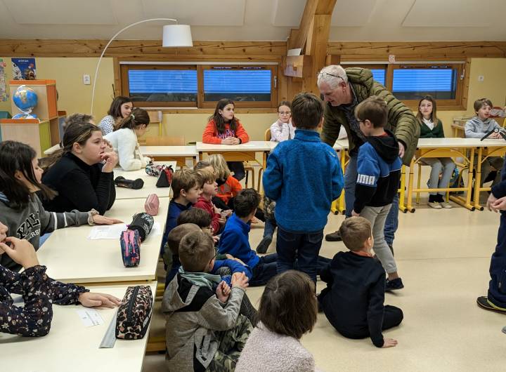 Le conseiller pédagogique de la circonscription de Saint-Gervais, Jean-Paul Zampin, avec les enfants - Marie-Anaïs Lien