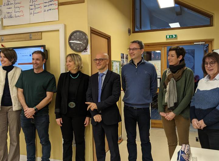 De gauche à droite : Françoise Perrin (enseignante classe CE1/CE2), Sébastien Galavielle (directeur de l’école et enseignant classe CM1/CM2), Sophie Gallineau (inspectrice de la circonscription de Saint-Gervais), Xavier Roseren (député de la 6e circonscription de Haute-Savoie), Yann Jaccaz (maire de Praz), Solange Cooke (adjointe au maire) et Valérie Feige (enseignante classe CP/CE1) - Marie-Anaïs Lien