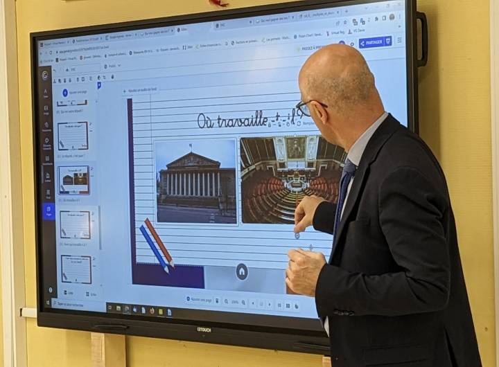 Xavier Roseren montre où les députés s'assoient dans l'hémicylce, selon leur parti politique - Marie-Anaïs Lien