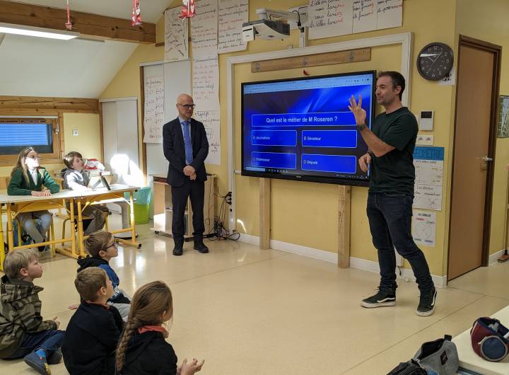 Le directeur de l’école, Sébastien Galavielle, explique le principe du quizz « Qui veut gagner des lois ? ». - Marie-Anaïs Lien