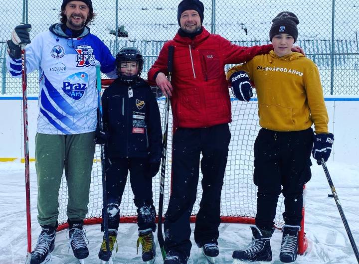 Hockey sur glace avec Antonin Chiberches, un enfant du pays, son papa et un autre enfant du pays © Marco Dallago, ancien Champion du monde
