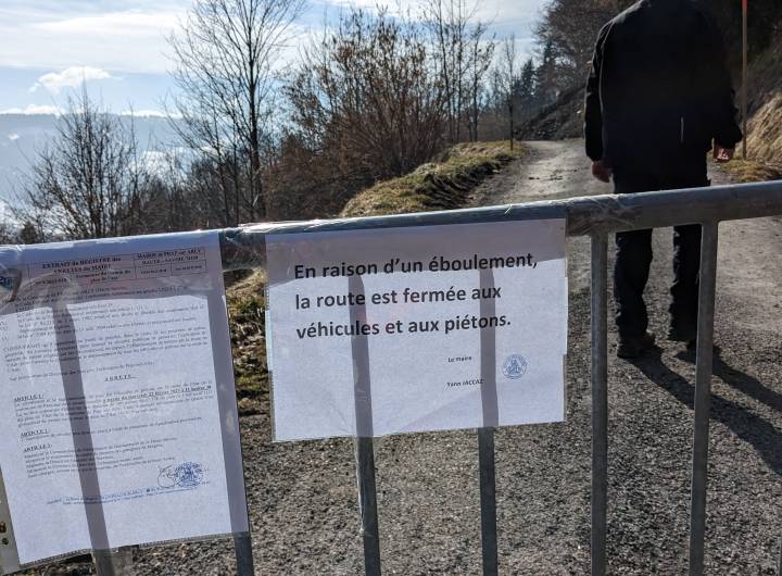 Route barrée pour éviter que des passants glissent ou se prennent des matériaux durs sur la tête. © Marie-Anaïs Lien