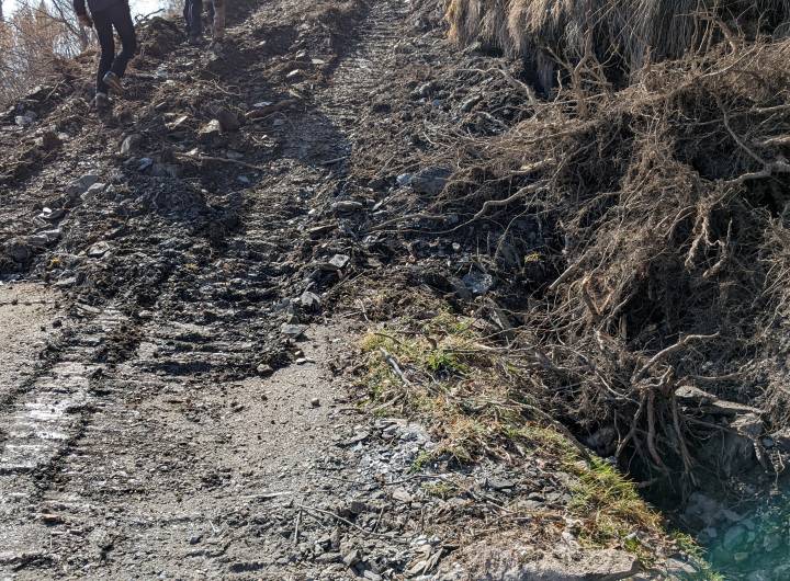 La cunette (à droite sur la photo) marque la limite de la route et sert de repère pour travailler le profil. © Marie-Anaïs Lien