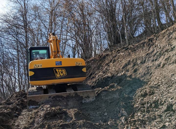 L’entreprise s’est servie de la terre déportée pour réaliser une rampe d’accès et commencer à retravailler le profil. À droite de la photo : le sommet du talus © Marie-Anaïs Lien