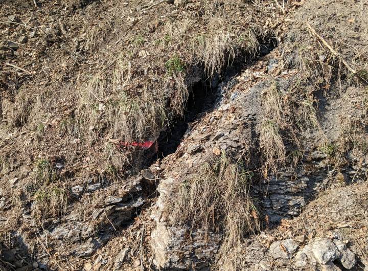 Fissure observée, vouée à disparaître après le profilage du talus © Marie-Anaïs Lien