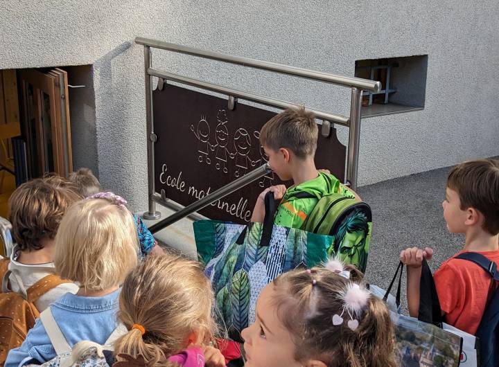 C’est partie pour la 1re journée de classe avec Christiane et Sylviane ! En 1er : les enfants de grande section. En 2nd : ceux de moyenne. – Marie-Anaïs Lien