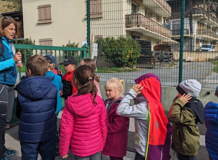 Sortie des élèves des Éterlous au bord de l'Arly, le 19/10/2023 : biodiversité, pollution... - Marie-Anaïs Lien