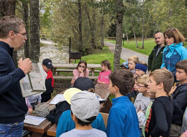 Sortie des élèves des Éterlous au bord de l'Arly, le 19/10/2023 : biodiversité, pollution... - Marie-Anaïs Lien