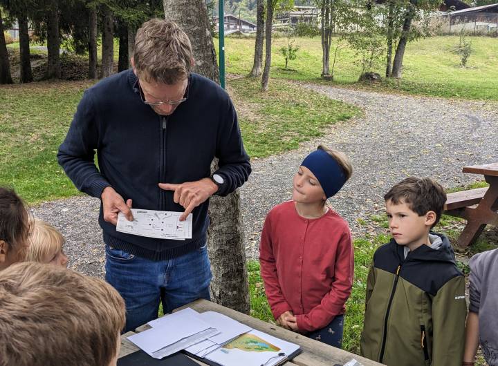 Sortie des élèves des Éterlous au bord de l'Arly, le 19/10/2023 : biodiversité, pollution... - Marie-Anaïs Lien