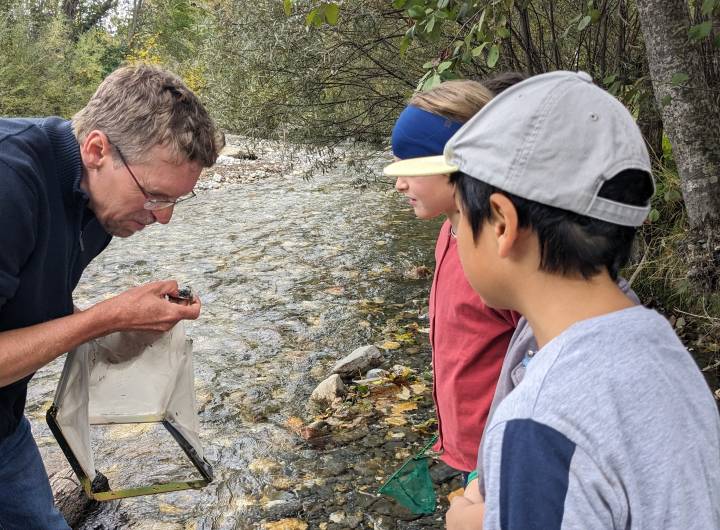 Sortie des élèves des Éterlous au bord de l'Arly, le 19/10/2023 : biodiversité, pollution... - Marie-Anaïs Lien