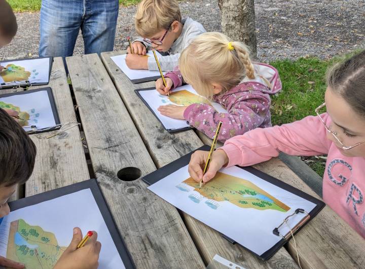 Travail en extérieur sur le cycle de l’eau des CE1/CE2 en octobre 2023 © Marie-Anaïs Lien