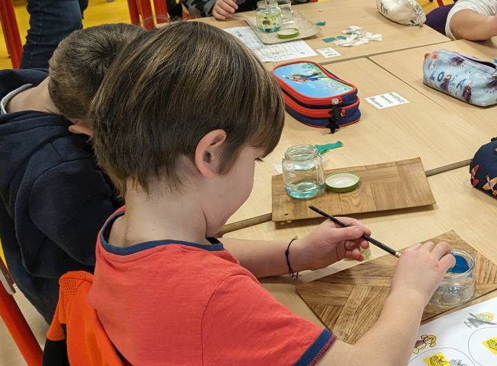Confection de pots à bougie dans la classe des MS/GS à l'école Saint-Joseph de Praz-sur-Arly, le 15 décembre 2023 - Marie-Anaïs Lien