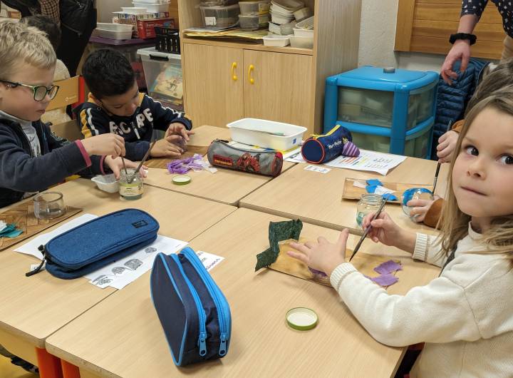 Confection de pots à bougie dans la classe des MS/GS à l'école Saint-Joseph de Praz-sur-Arly, le 15 décembre 2023 - Marie-Anaïs Lien