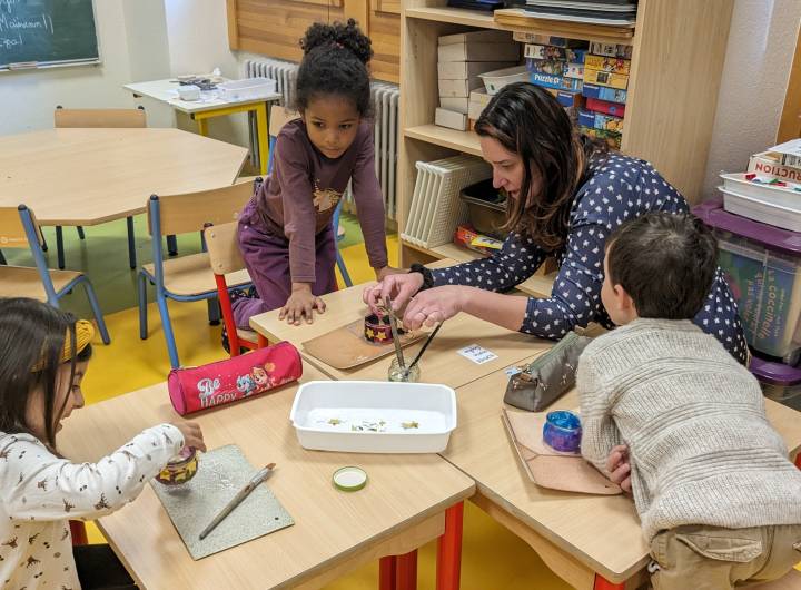 Confection de pots à bougie dans la classe des MS/GS à l'école Saint-Joseph de Praz-sur-Arly, le 15 décembre 2023 - Marie-Anaïs Lien