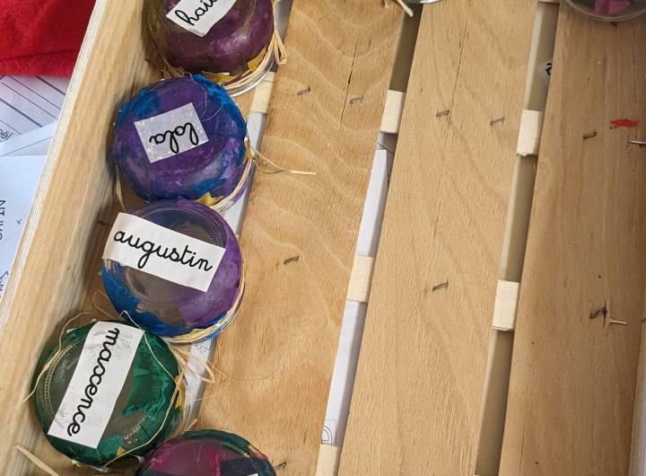 Confection de pots à bougie dans la classe des MS/GS à l'école Saint-Joseph de Praz-sur-Arly, le 15 décembre 2023 - Marie-Anaïs Lien