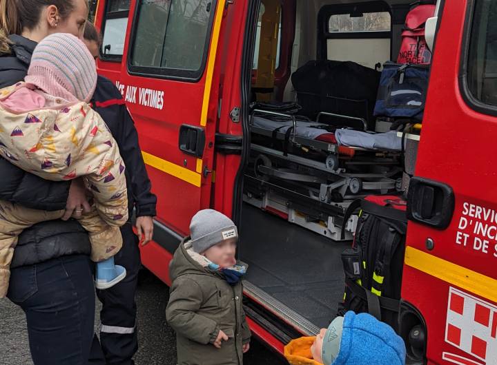 L'équipe de sapeurs-pompiers du lieutenant Vincent Burtin sensibilisent les jeunes de la crèche Les Pralinous, le 18/03/2024 - Marie-Anaïs Lien