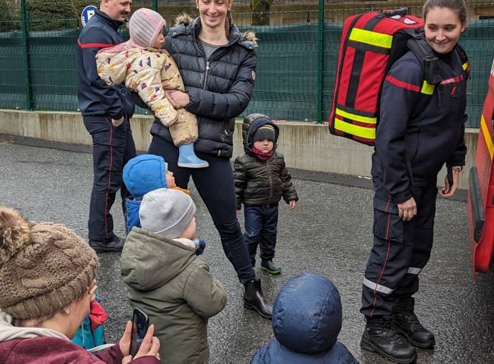 L'équipe de sapeurs-pompiers du lieutenant Vincent Burtin sensibilisent les jeunes de la crèche Les Pralinous, le 18/03/2024 - Marie-Anaïs Lien