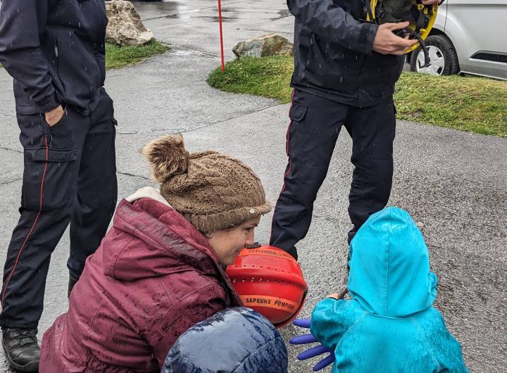 L'équipe de sapeurs-pompiers du lieutenant Vincent Burtin sensibilisent les jeunes de la crèche Les Pralinous, le 18/03/2024 - Marie-Anaïs Lien