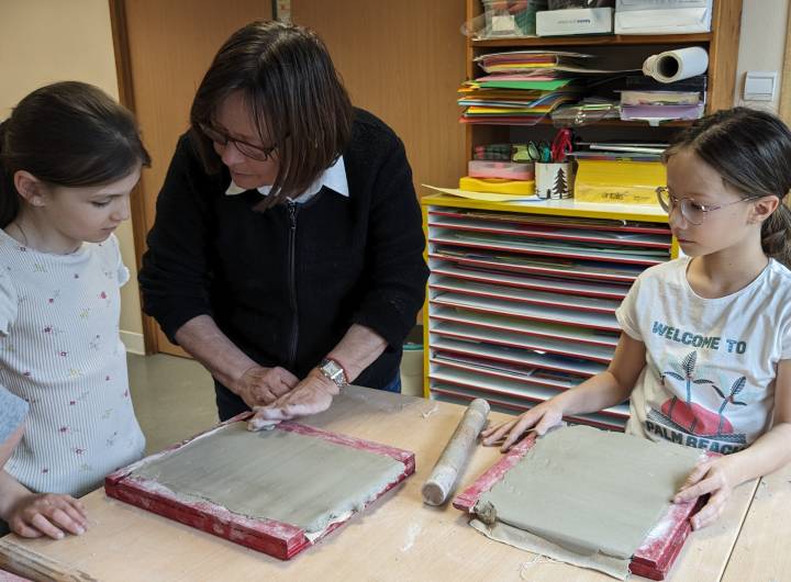 Atelier de céramique Raku pour les élèves de l’école élémentaire. Ici, des élèves de CP © Marie-Anaïs Lien