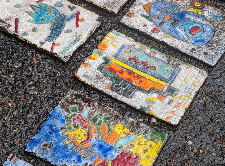 Plaques de céramique Raku venant d’être cuites et rincées © Marie-Anaïs Lien