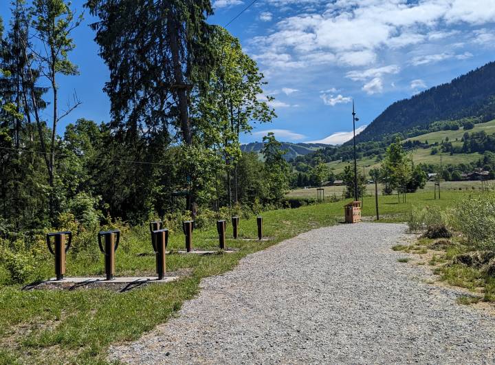 Plan d'eau/lac : arceaux à vélos installés autour du lac en 2024 - Marie-Anaïs Lien