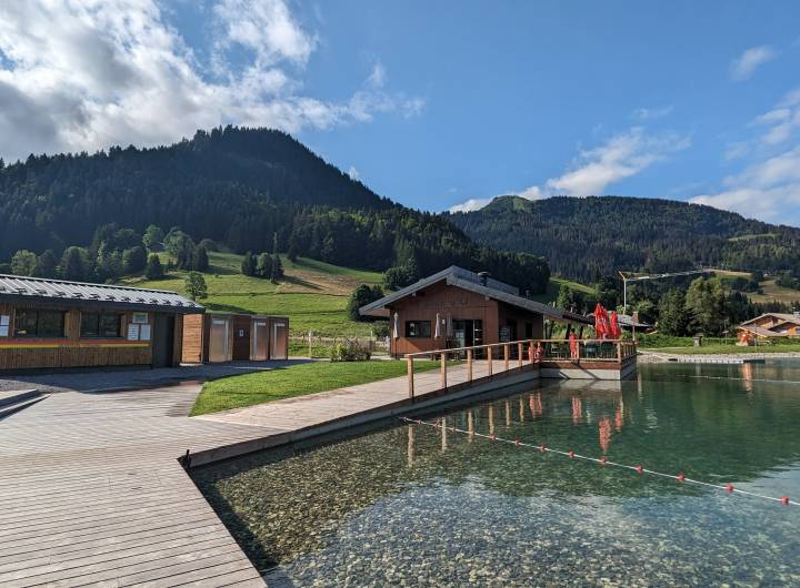 Plan d'eau/lac : poste de secours, toilettes, douches et snack en juillet 2024 - Marie-Anaïs Lien